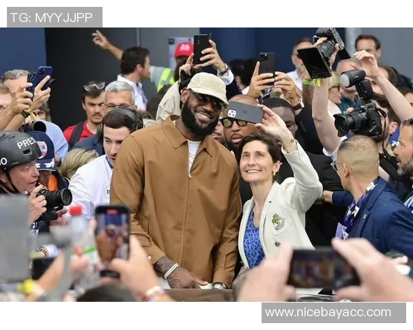 詹姆斯与足球明星的精彩互动视频揭示运动员背后的真实故事与友谊