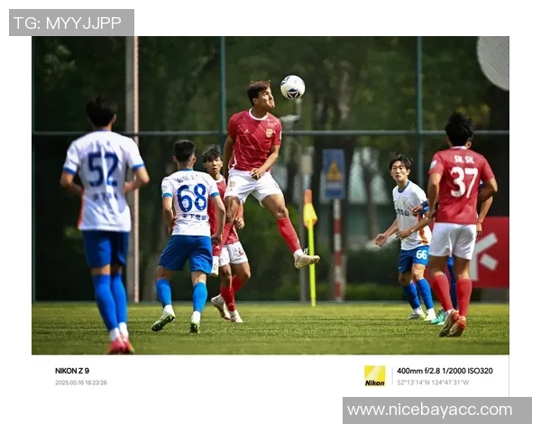 足球明星与路人亲密互动瞬间捕捉生活中的感动与欢乐